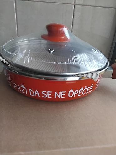 Metalac emajlirani tiganj sa staklenim poklopcem, 22cm. Za sve vrste