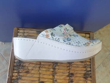 crocs zenske klompe: Kozne anatomske klompe 
Cena 3950 din 36-41 — 4