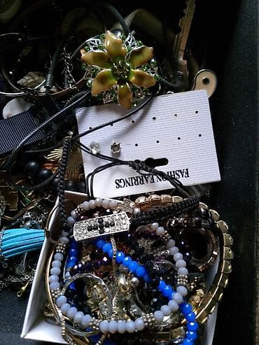 pandorina privesci: Veliki mix modnog nakita – kutija sa raznovrsnim komadima Sadržaj: - — 3