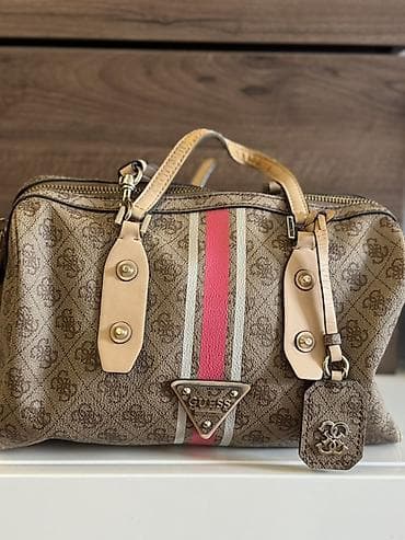 GUESS torba – bowling/doctor bag stil - Materijal: monogram platno u na lalafo.rs GUESS torba – bowling/doctor bag stil - Materijal: monogram platno u