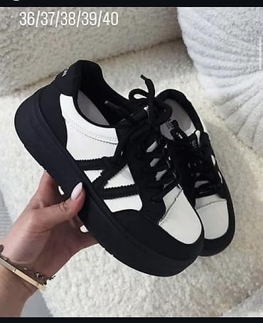 patike zenske nike: Ženske patike – crno‑bele, sa povišenim đonom - Dizajn: moderan — 1