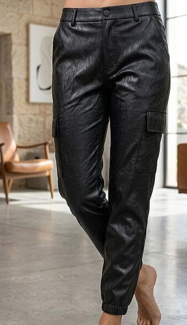 pantalone s: Ženske cargo pantalone od eko kože – crne - Materijal: mekana eko — 1
