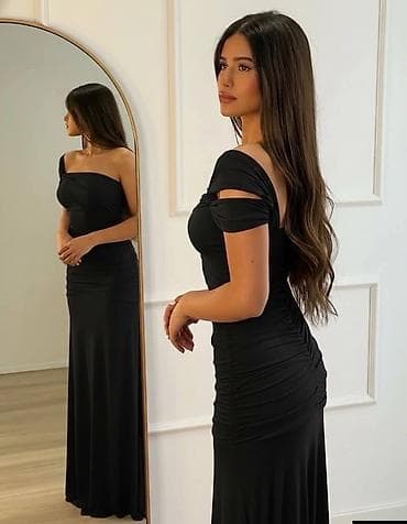 Duga elegantna haljina sa drapiranim detaljima. - Model: večernja duga