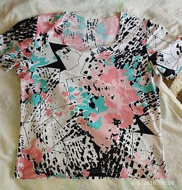 Women's Sweatsuits: Ženska majica kratkih rukava sa apstraktnim printom vl L - Model — 3