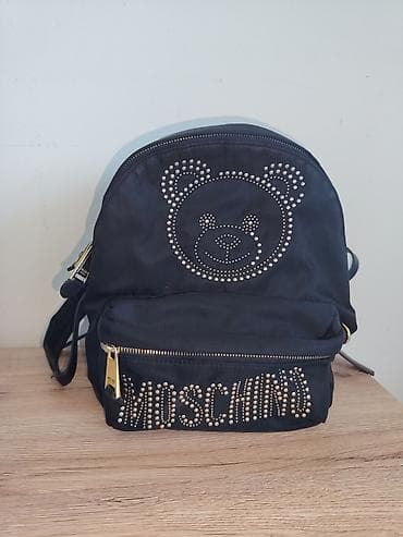 Moschino mini ranac – crni, sa ukrasnim nitnama - Model: mini ranac