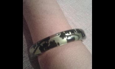 Originalna narukvica kupljena u accessories-radnji. Zlatno-crne