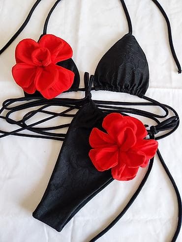 triple s: Bikini set sa cvetnim detaljima - Dvodijelni bikini u stilu — 2