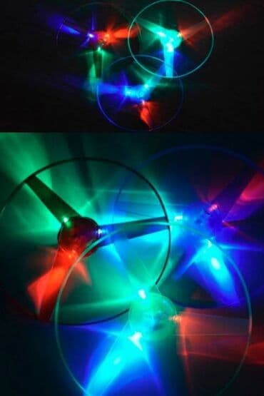 igracke dinosaurusi: Nov svetleći leteći disk. Ima tri LED boje crvena, zelena i plava — 3