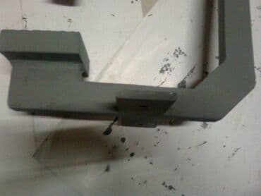 Ostali alati i mašine: Prodajem ručnu stegu sa slike, ram debljine 30mm x 25mm, gabariti — 2