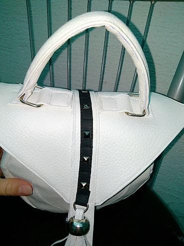 satovi ženski: Unikatna ženska torba – okruglog oblika, u beloj boji sa teksturom — 6