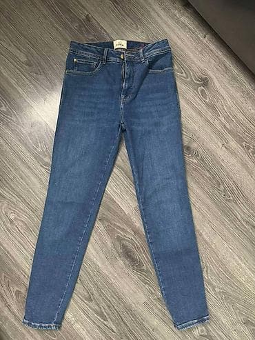 Denim farmerke, veličine 29. Imaju 2% elastina, poluobim struka 38 cm