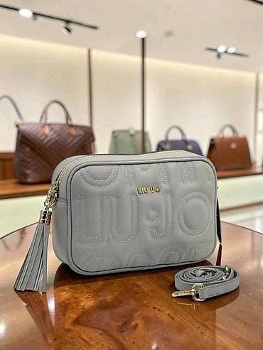 liu jo crna torba: Liu Jo crossbody torba – model sa reljefnim monogramom - Kompaktna — 2