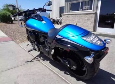 amortizeri za apn 4: Suzuki motokl marke Boulevard M109R. Model u plavoj boji sa crnim — 1