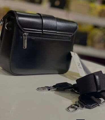 turska roba na veliko novi pazar: Elegantna ženska torbica preko ramena sa metalnim slovom „M” na — 7