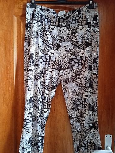 Ženske pantalone sa printom - Lagane, široke pantalone ravnog kroja -