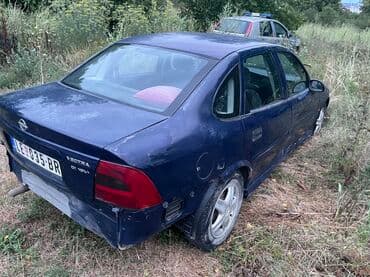 rude za prikolice: Opel Vectra B, model sedan, u tamnoplavoj boji. Vozilo ima — 3