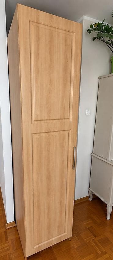 Orman dimenzija v 219, š 50, d 60 cm (+5cm ručka). Čvrst, kvalitetna
