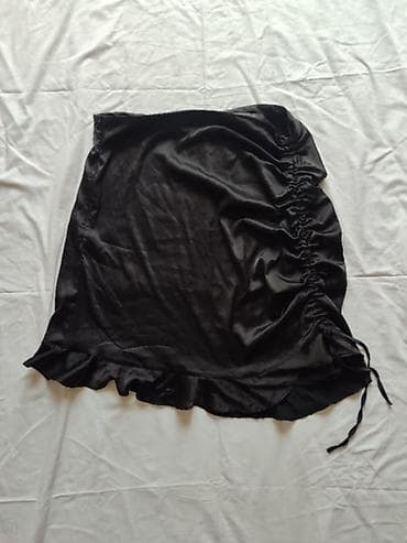 Crna suknja sa volanom i naborima. - Materijal koji lepo pada. - Boja