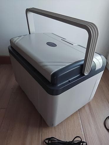 vito lighting: Ručni frižider, 12V i 220V
Hladi i greje. 
Kapacitet 12l
Bukvalno nov — 1