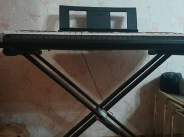 zvucnici sa mikrofonom: Klavijatura Yamaha PSR E353, zajedno sa stalkom Soundsation KS-25 — 2
