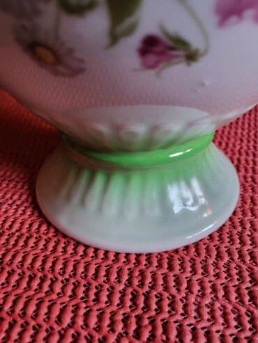 vaza sa cvecem crtez: Vaza nova iz 70ih. god. jugoporcelan. Visina. 27,5cm — 6
