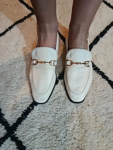 zara kozna suknja: Zenske mokasine – kožna obuća u beloj boji sa zlatnom kopčom - Model — 2