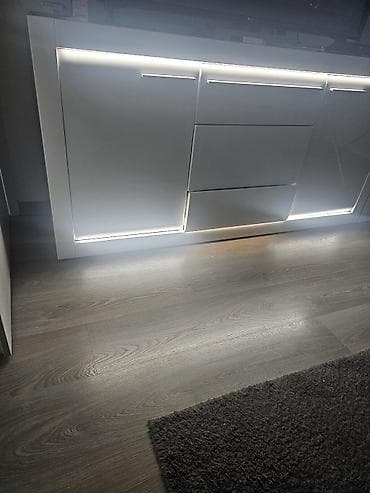 komoda za presvlacenje bebe: Bela vitrina sa staklenim segmentima i LED osvetljenjem - Moderan — 7