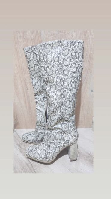 Donji delovi trenerke: Čizme, Bershka, 36 — 1