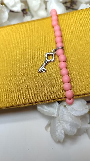 dzepni sat cena: Narukvica sa perlama i priveškom ključa - Delikatna narukvica od — 1