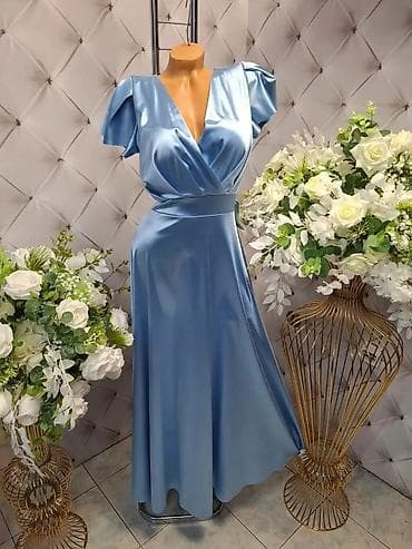Svečana satenska haljina u boji nežnog plavog leda. Model sa