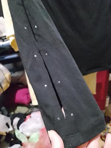 luna bluze 2023: Crna bluza sa dugim rukavima i sitnim ukrasnim nitnama. - Model — 2