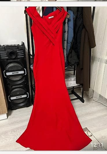 Elegantna duga crvena haljina - Model: uska silueta sa blagim šlepom — 1