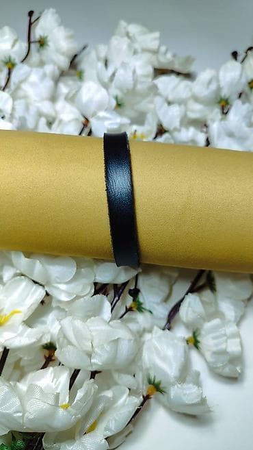 Kožna narukvica – minimalistički dizajn - Materijal: prirodna crna