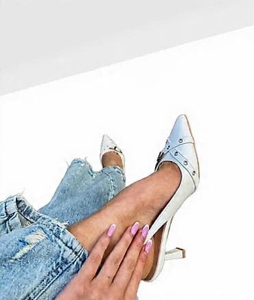 Ženske cipele – bele slingback štikle sa niskom potpeticom - Model