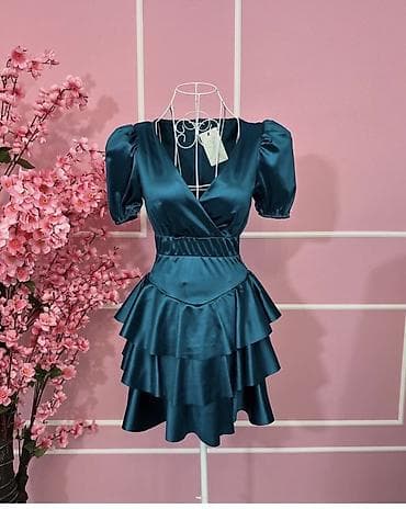 Blazers: Saten mini haljina sa volanima
Po super ceni 1999 din 
One size — 3