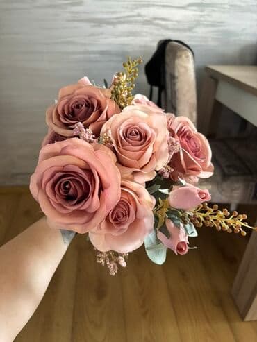 Buket svilenih dekorativnih ruža – više varijanti.Ukoliko kupite vise na lalafo.rs Buket svilenih dekorativnih ruža – više varijanti.Ukoliko kupite vise