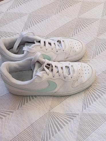 Nike ženske patike – niske, bele sa mint zelenim Swoosh logom.Duzina