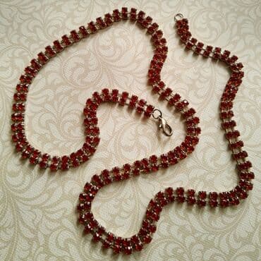 zara kaiševi: Nov crveni kaiš sa crvenim štrasom

 Dužina 78cm 

Trećina cene — 1