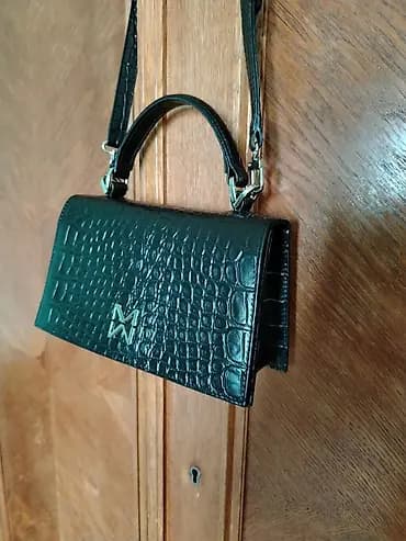Mona elegantna ženska tašna sa krokodil teksturom. - Materijal