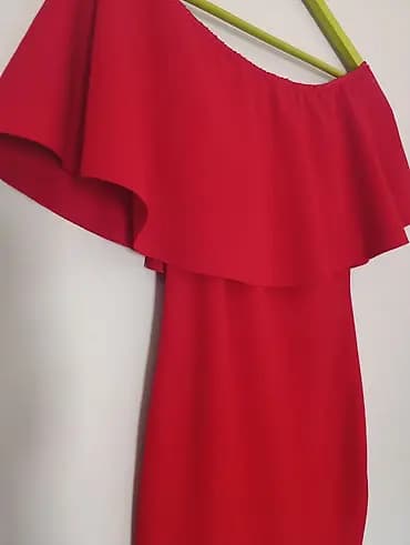 Predivna haljina 
uni
rastegljiva 
polyester, elastin
