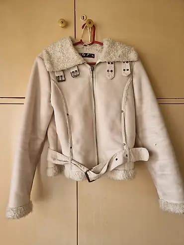 Ženska zimska jakna – kratki kroj, krem/bež boja, topla i udobna. -