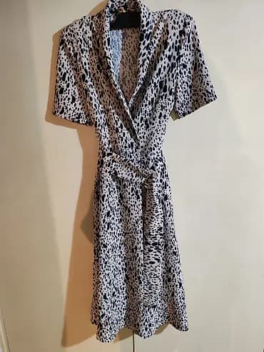 Haljina na preklop sa printom u crno-belim tačkama. - Kroj: midi