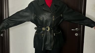 Kožna jakna
Jagnjeća koža
Nošena, očuvana
Veličina 40