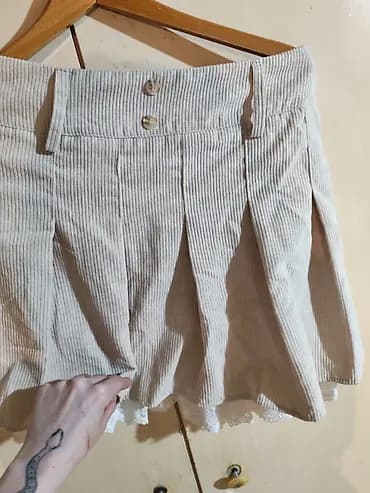 Bež suknja sa faltama i čipkastim rubom - Materijal: somot (sitne