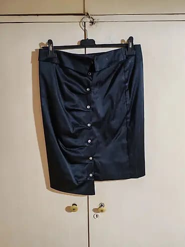 Elegantna crna suknja sa dugmadima napred - Kroj: uska pencil