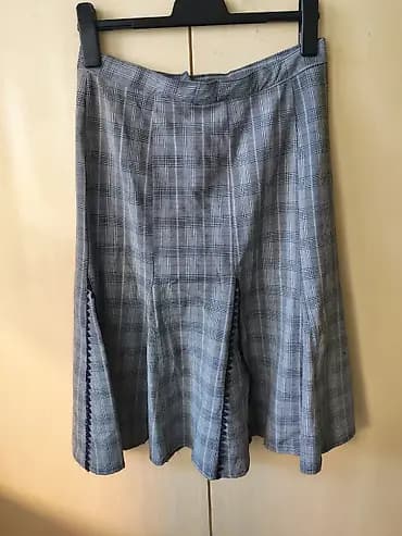 Suknja sa karo dezenom, A-kroja sa panelima i blagim zvonom. Siva