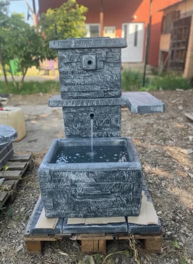 Baštenska fontana/česma od veštačkog kamena sa rustičnom teksturom. -