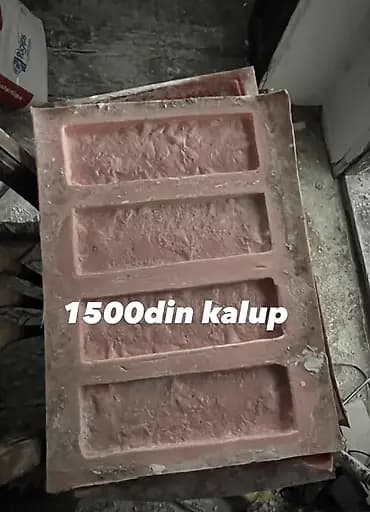 Kalup za izradu betonskih/ gipsanih pravougaonih ploča/cigli, sa 4