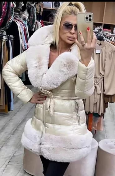 Savršena nova ženska jakna
Vel S M
Divan model i kvalitet