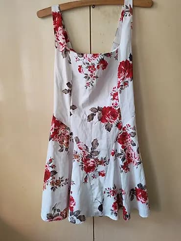 Letnja haljina na tregere – cvetni dezen - Boja: belo platno sa